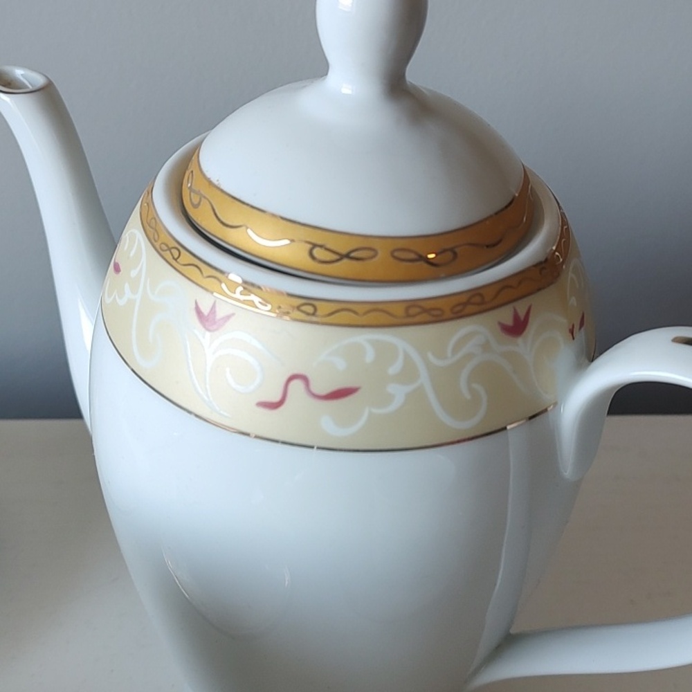 Tea Set Bundle Including 8 Cups With Matching Saucers - Picture 11 of 11